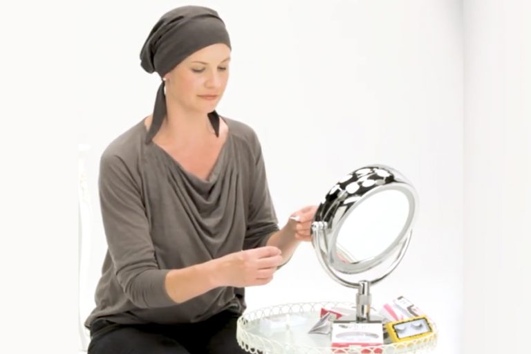 How to put on false lashes